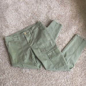 WHBM Cargo Skimmer Jeans in Olive Green Size 6